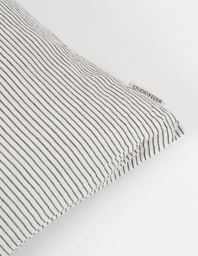 Studio Feder - kussen "Black pin"