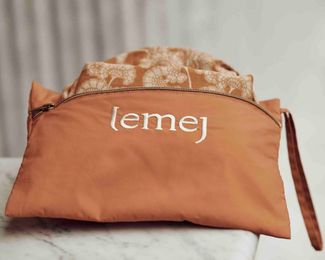 Lemej - voedings shawl "Sugar Almond"